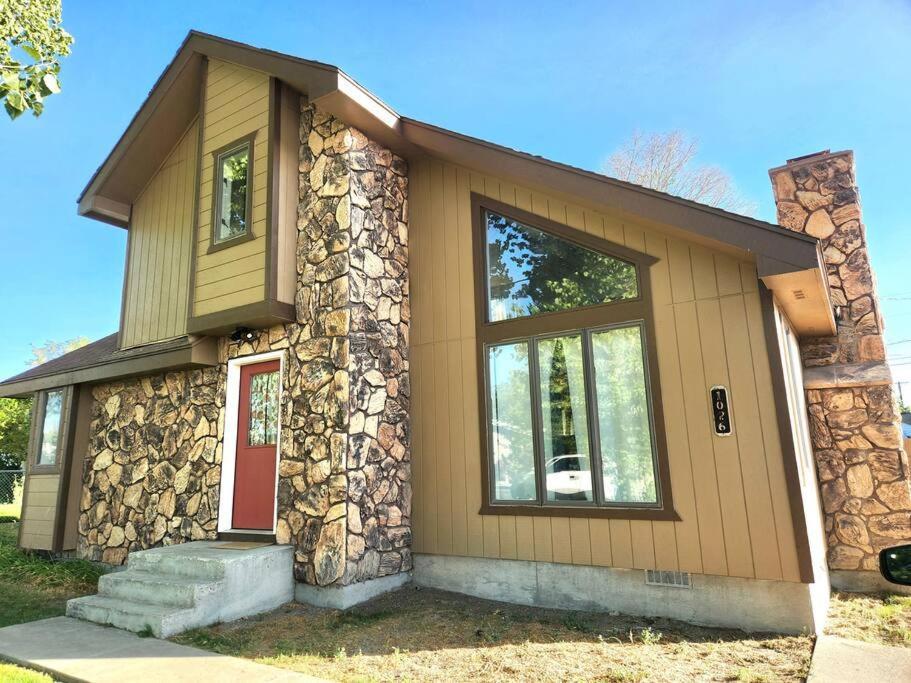 Cozy Cabin In The City Plus Gym Уинемюка Екстериор снимка